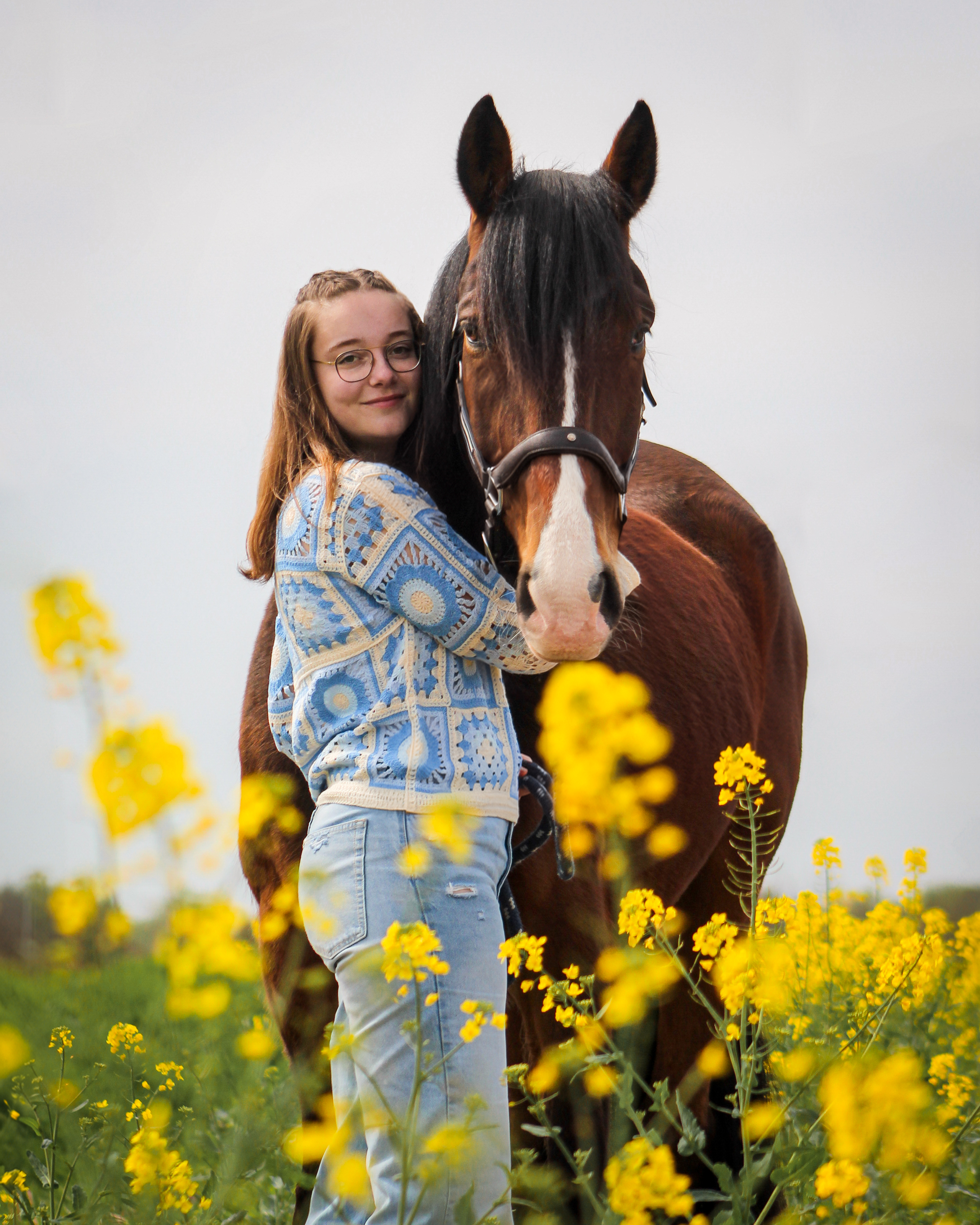 Photo de Valentine et Gatsby dans un champs de colza le 12 avril 2026
